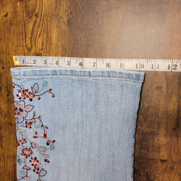 Vanilla Star Jeans Plus Sz 24 Capri Hi Rise Ripped Floral Embroidered Light Wash - Picture 9 of 10